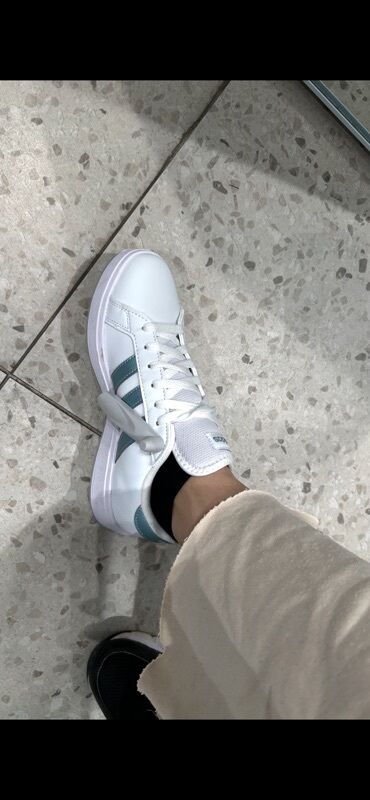 спортивные женские кофты: Женские кроссовки Adidas Grand Court белого цвета с тремя бирюзовыми