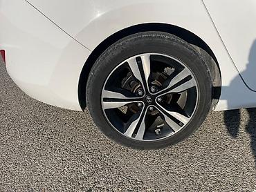 led panel: Hyundai i30 Wagon – ağ rəngli, universal kuzov. Əsas xüsusiyyətlər: - — 6