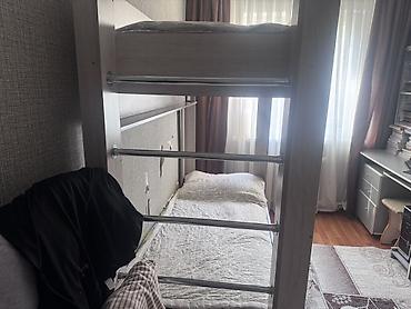 bunk bed: Двухъярусная кровать из ЛДСП в светлом древесном оттенке. - Верхний — 5