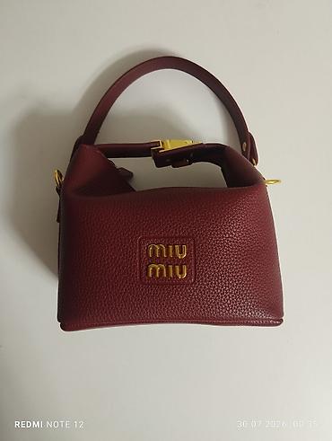 pull bear: Сумка miu miu, вишнёвого цвета с золотыми элементами, с двумя шнурами — 1
