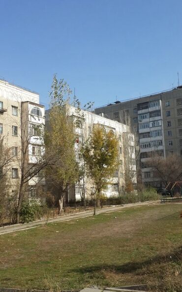 восток 5 продаю квартиру: 2 бөлмө, 52 кв. м, 106-серия, 6 кабат, Эски ремонт