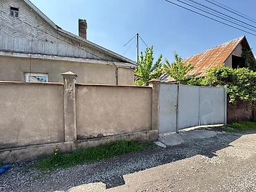 Продажа коттеджей и домов: 🏡 Продается участок с домом в перспективном районе Бишкека! 📍 ж/м — 2