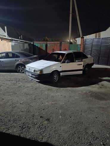 машина капейка: Volkswagen Passat: 1991 г., 1.8 л, Механика, Бензин, Седан