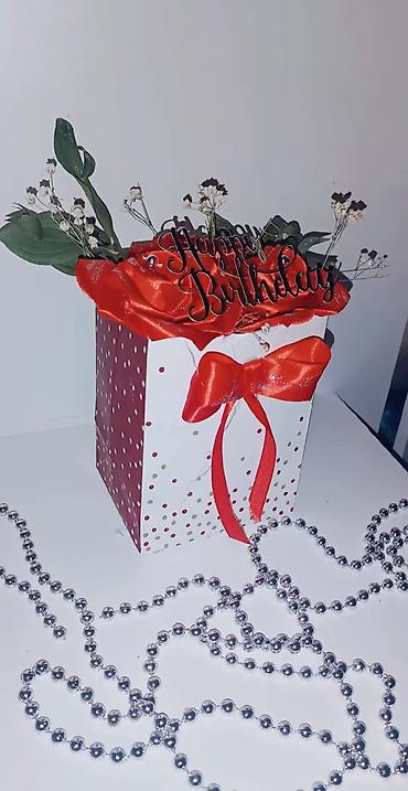 Praznična dekoracija: Dekorativna rođendanska kutija – aranžman - Poklon-kesa/kutija u — 1