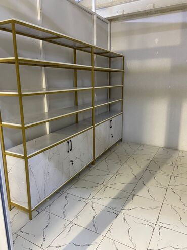 торговая витрина: Продаю витрины 4 штуки Размер 1,5 на 2 метра Состояние новое Цена