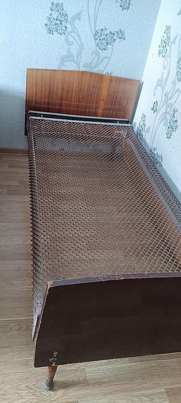 Taxta karkaslı, metal torlu əsaslı tək nəfərlik çarpayı. - Ölçü