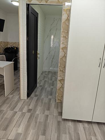rezin yataq: Ağ rəngli iki qapılı şkaf - Minimalist dizayn, hamar səthlər və metal — 2