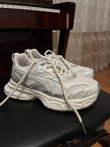 Kişi ayaqqabıları: Ağ/gümüş rəngli unisex idman krosovkaları - Üst material: nəfəsalan — 1