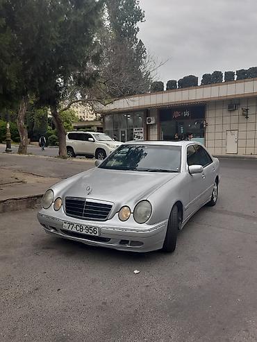 Mercedes-Benz E‑Class (W210) sedan, gümüşü rəng. - Kuzov: 4 qapılı