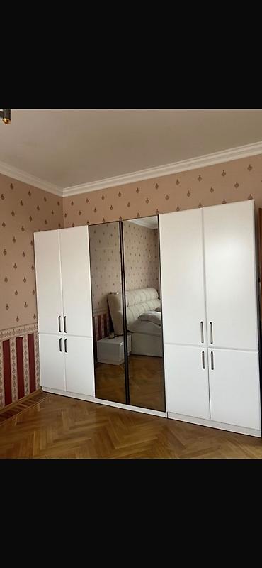 aluminium qapi pencere: Ağ rəngdə, çox bölməli böyük qarderob şkafı. - Ümumi dizayn: 6 qapılı — 1