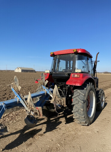 Тракторы YTO (ЮТО): Трактор колесный с кабиной + навесной плуг. Характеристики и — 1