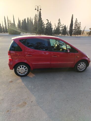 Mercedes-Benz: Mercedes‑Benz A‑Class (A140/A160 seriyasına oxşar), qırmızı rəngli, 5 — 4