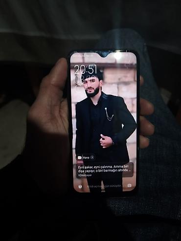 iphone 16 pro gold: Redmi smartfon - Model: Redmi (arka qapaqda “Redmi” loqosu). - Rəng — 1