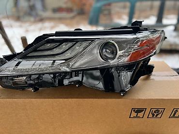 7075: Комплект передних фар Toyota 2018 г., Новый, Аналог — 7