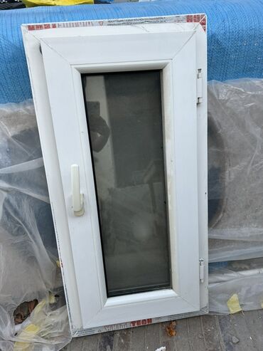 Taxta pəncərələr: PVC materialdan hazırlanmış, şüşəli və ağ rəngli pəncərə. Pəncərənin