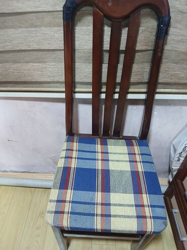 mətbəx üçün stol stul: Damalı naxışlı parça oturaqlı taxta yemək stolu kreslosu. Tünd qəhvəyi