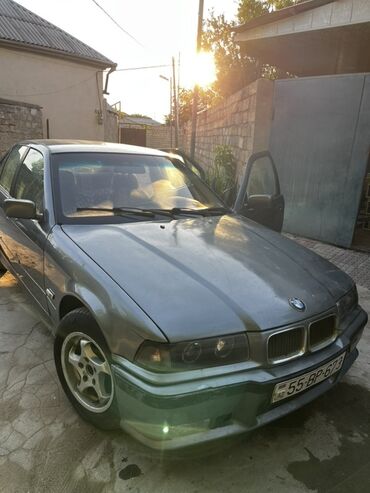 bmw 5 купить бу: BMW markalı, boz rəngli, sedan tipli avtomobil. Avtomobilin xarici