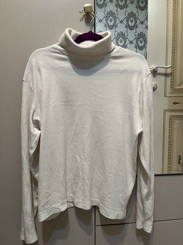 мужской свитер: Продаю водолазку Uniqlo белого цвета теплая . 300 сом оверсайз