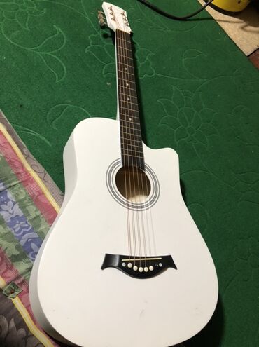 продаю гитара: Акустическая гитара dreadnought с вырезом (cutaway), белого цвета