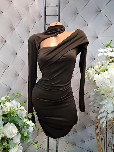Elegantna mini haljina s asimetričnim izrezom - Model: uska mini