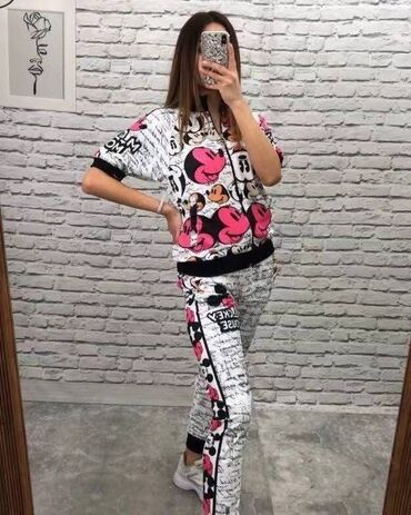 pull and bear trenerke: Trenerka Mickey Mouse
Univerzalna velicina
2500 din