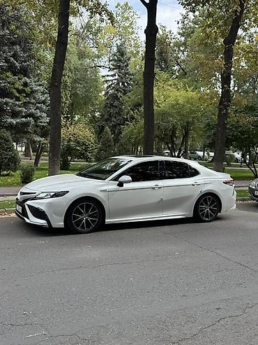 Toyota Camry: 2021 г., 2.5 л, Вариатор, Гибрид, Седан