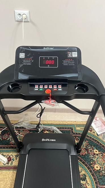 Беговые дорожки: Беговая дорожка для домашних тренировок - Мощность двигателя: 3,5 — 4