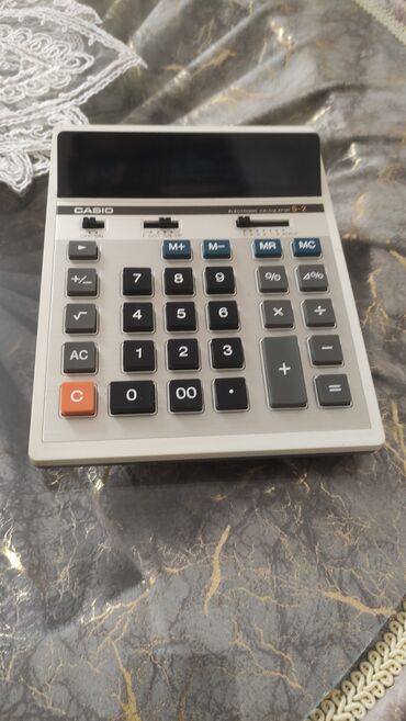 переходник ide sata: Casio brendinə məxsus stolüstü kalkulyator. Ağ və boz rənglərdə olan