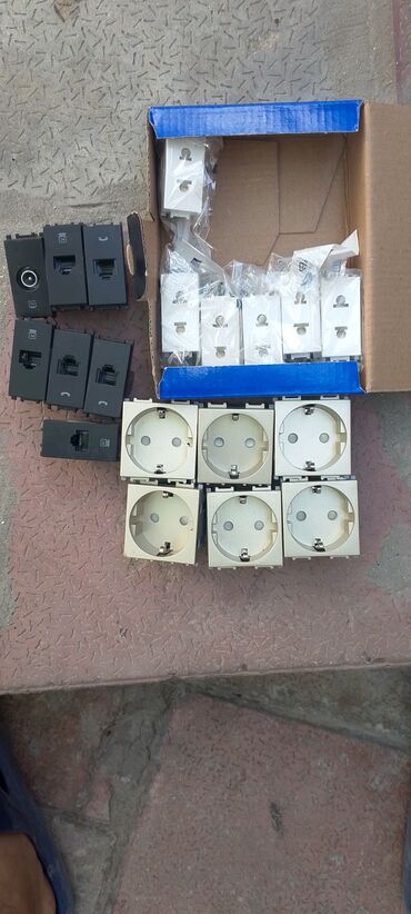 Transformatorlar: Bu məhsul elektrik rozetkaları və şəbəkə/telefon yuvaları kimi bir
