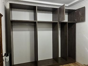 paltar dolablar: Müasir dizaynda, otağın divarı boyunca quraşdırılan iri həcmli paltar — 3