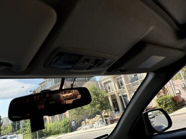 Digər aksesuarlar: Mitsubishi Outlander avtomobilinin salonu, qara dəri oturacaqlar və