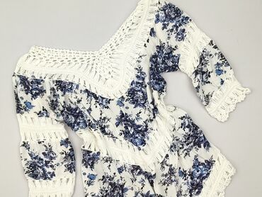 Bluzka damska w odcieniach bieli i błękitu, ozdobiona wzorem