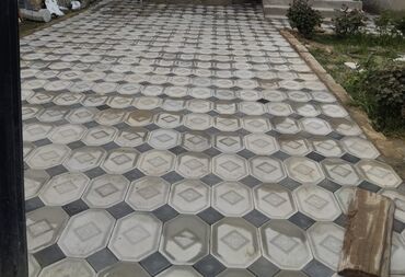 Kafel və metlax: Bej rəngli, düzbucaqlı formalı, təbii daş plitələr. İstənilən interyer — 33