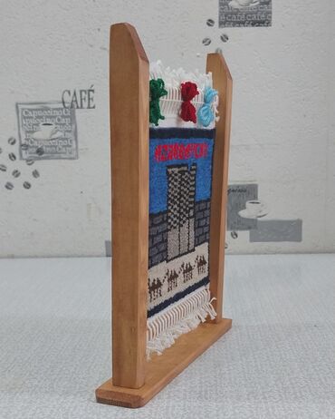 Hədiyyələr: Xalça toxuculuq dəsti – Azərbaycan motivli, əl işidir. Dəstdə ağacdan — 7