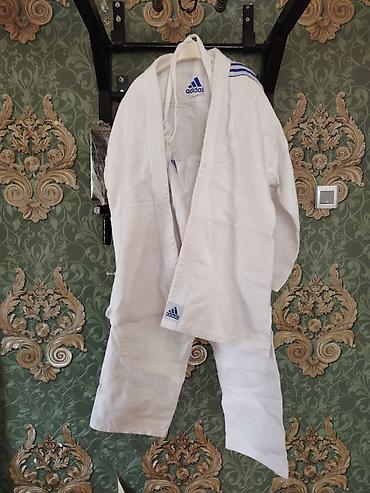 Şəxsi əşyalar: Adidas cüdo kimonosu - Brend: Adidas - Rəng: ağ, çiyin hissələrində — 1