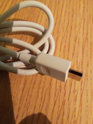 Adapteri i punjači za laptop: Univerzalni USB-C adapter za laptop crne boje sa snagom od 65W — 10