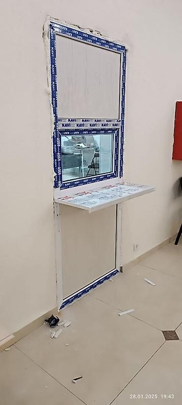 Окно‑передатчик для кассы/пункта выдачи с подоконным столиком -