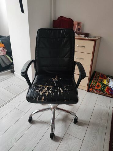Кресла: Продаю кресло офисное порвалась немного кожа а так в кресле больше