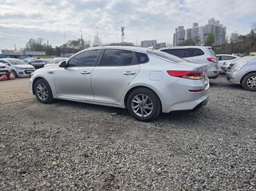 авто из кореи в наличии в бишкеке: Kia Optima серебристого цвета. Этот седан имеет элегантный дизайн и