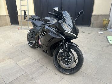suret qutusu satilir: Sport tipli motosiklet – tam qara, aqressiv dizayn Xüsusiyyətlər və