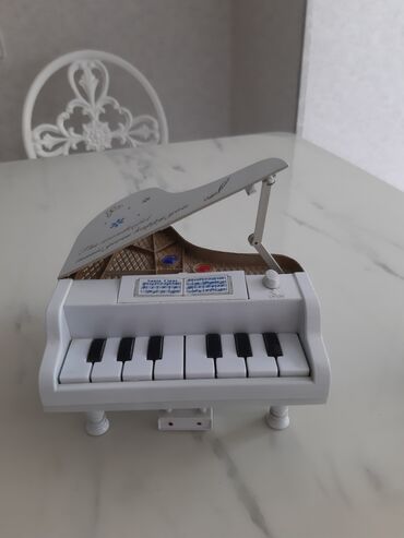 keramet oyuncaq: Сувенирное Пианино белого цвета. Музыкальная, играть тоже возможно