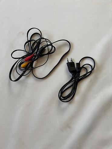 oyun sukan dəsti: PlayStation 2 oyun konsolu dəsti. Dəstə şəkildə görünənlər daxildir — 5