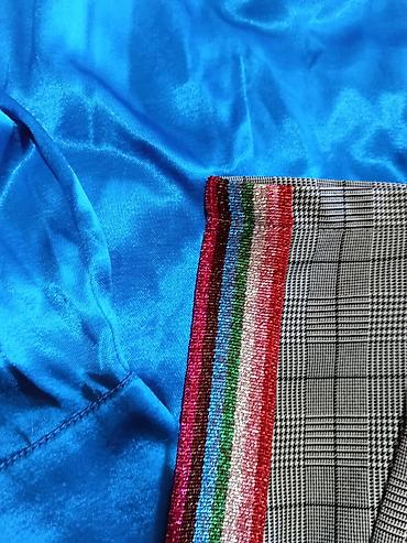 satenske haljine svecane: Komplet – satenska košulja + karirane pantalone sa šljokičastim — 4