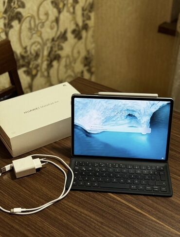 ucuz tabletlər: Huawei MatePad Air planşeti, klaviatura ilə birlikdə. Bu planşet iş
