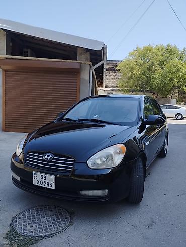 patpress satisi: Hyundai Accent sedan kuzalı avtomobil təqdim olunur. Avtomobil qara — 2
