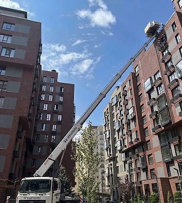 оконные фасады: Услуги автолифта для подъёма грузов к окнам и на балконы многоэтажных — 2