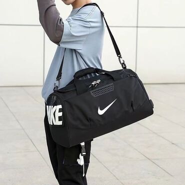 спорт перчатки: Спортивная сумка Nike Новая Снижу цену реальному покупателю