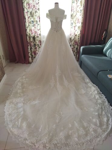 свадебные и вечерние платья: Продаю новое свадебное платье размер 42-46