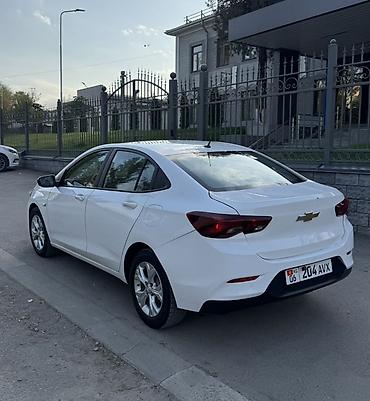 Chevrolet Onix: 2020 г., 1 л, Автомат, Бензин, Седан — 4