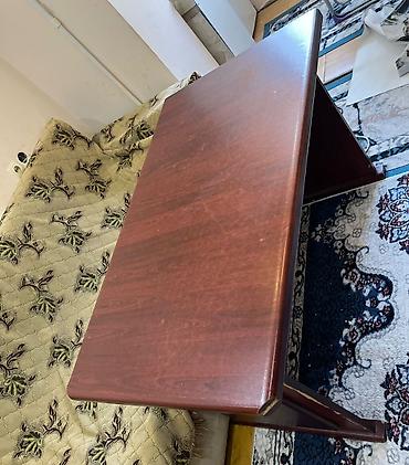 Kompakt taxta masa - Material: yüksək sıxlıqlı MDF/taxta, qoz rəngli